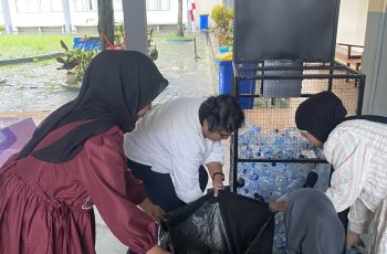 Dosen dan Mahasiswa MSP FPIK Unpatti Replikasi Dropbox Sampah Botol Plastik