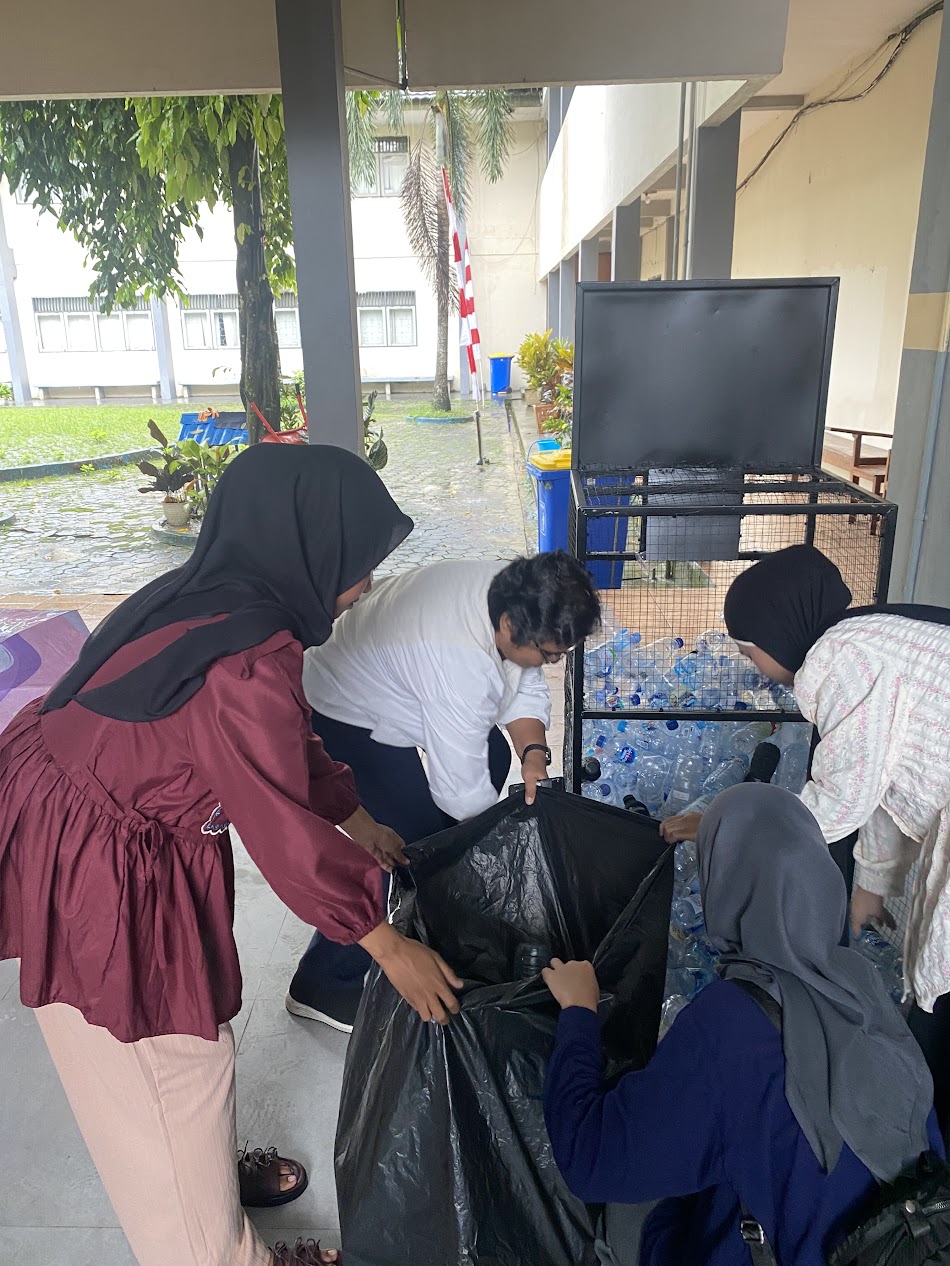 Dropbox Sampah Botol Plastik-FPIK Unpatti