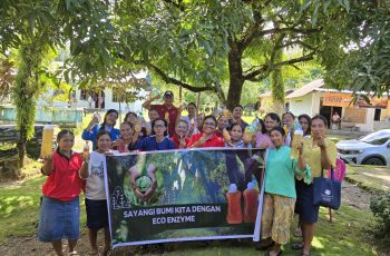 PkM Prodi MSP FPIK Unpatti: Pemanfaatan Limbah Kulit Buah untuk Pembuatan Eco Enzyme dan Sabun Ramah Lingkungan di Desa Hattu