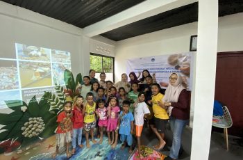 PkM Kelas Kreatif: Dosen-Dosen PS MSP Unpatti Perkenalkan Gastropoda–Bivalvia & Merangkai Perhiasan dari Cangkangnya kepada Anak-Anak Rumah Belajar Moluccas Coastal Care