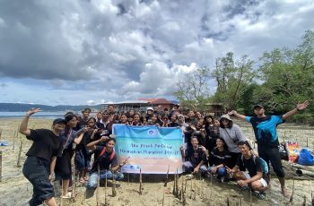 Mahasiswa MSP Hijaukan Pesisir: 300 Anakan Mangrove Ditanam di Pantai Lateri, Ambon