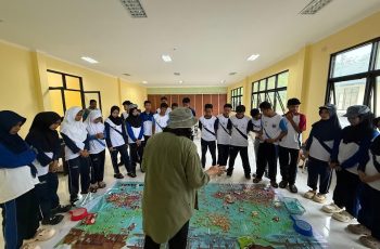 Edukasi Pesisir Seru: Dosen MSP Ajak Siswa SMA Bermain “Coast in Our Hands”